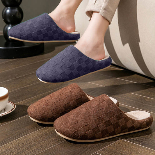 Hausschuhe mit Schachbrettmuster in Übergröße