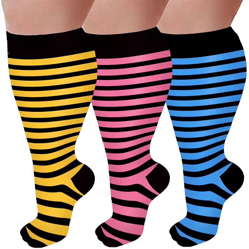 Kompressionsstrümpfe mit rosa, blauen und gelben Streifen in Übergröße (3 Paar)