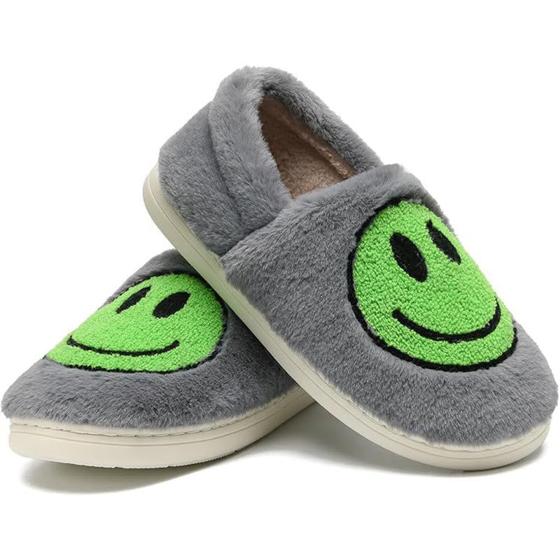 Bunte Hausschuhe mit Smiley-Gesicht in Übergröße