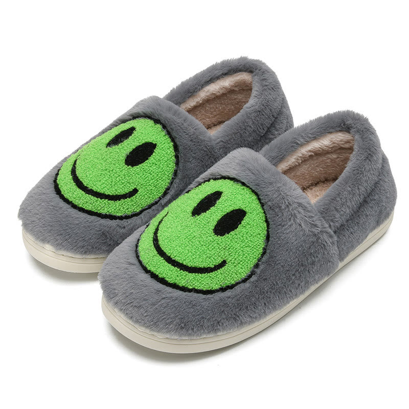 Bunte Hausschuhe mit Smiley-Gesicht in Übergröße