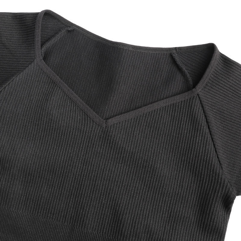 Enges, einteiliges, figurformendes Kleid