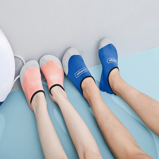 Farblich passende Hausschuhe in Übergröße