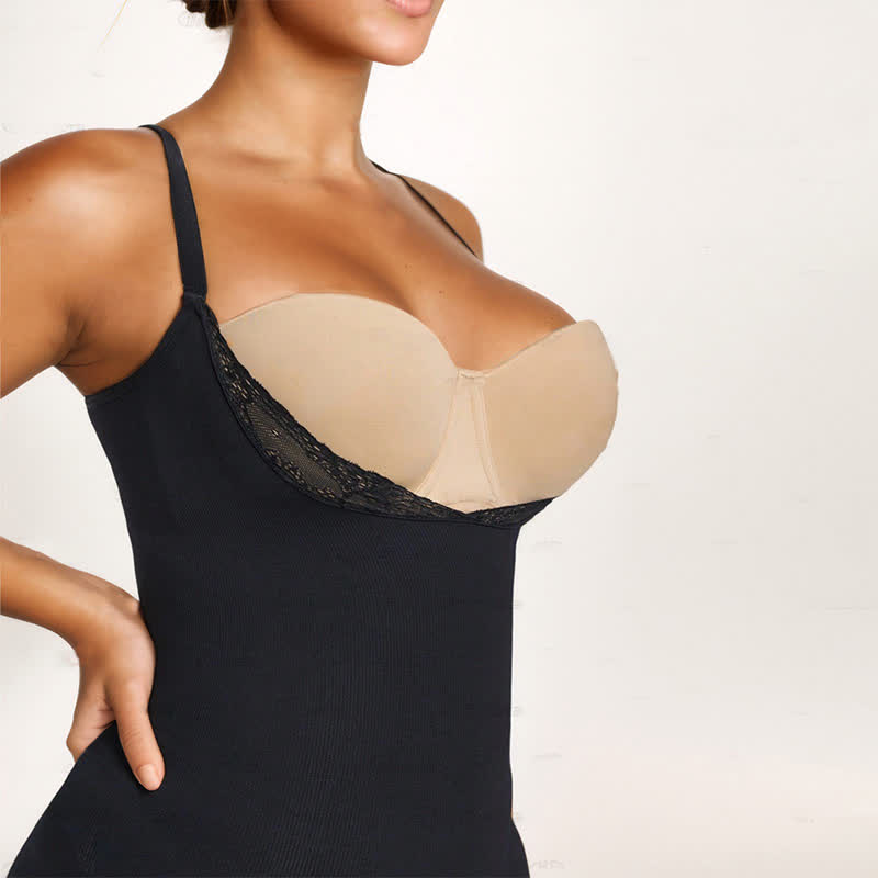 Formendes Bodysuit-Kleid aus Spitze mit offenem Brustbereich und Camisole