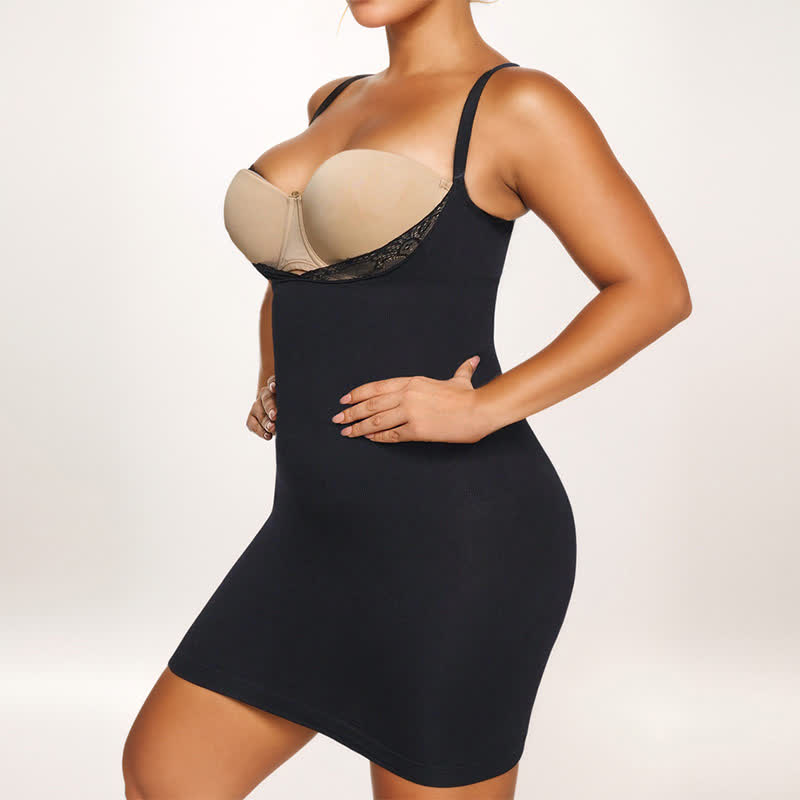 Formendes Bodysuit-Kleid aus Spitze mit offenem Brustbereich und Camisole