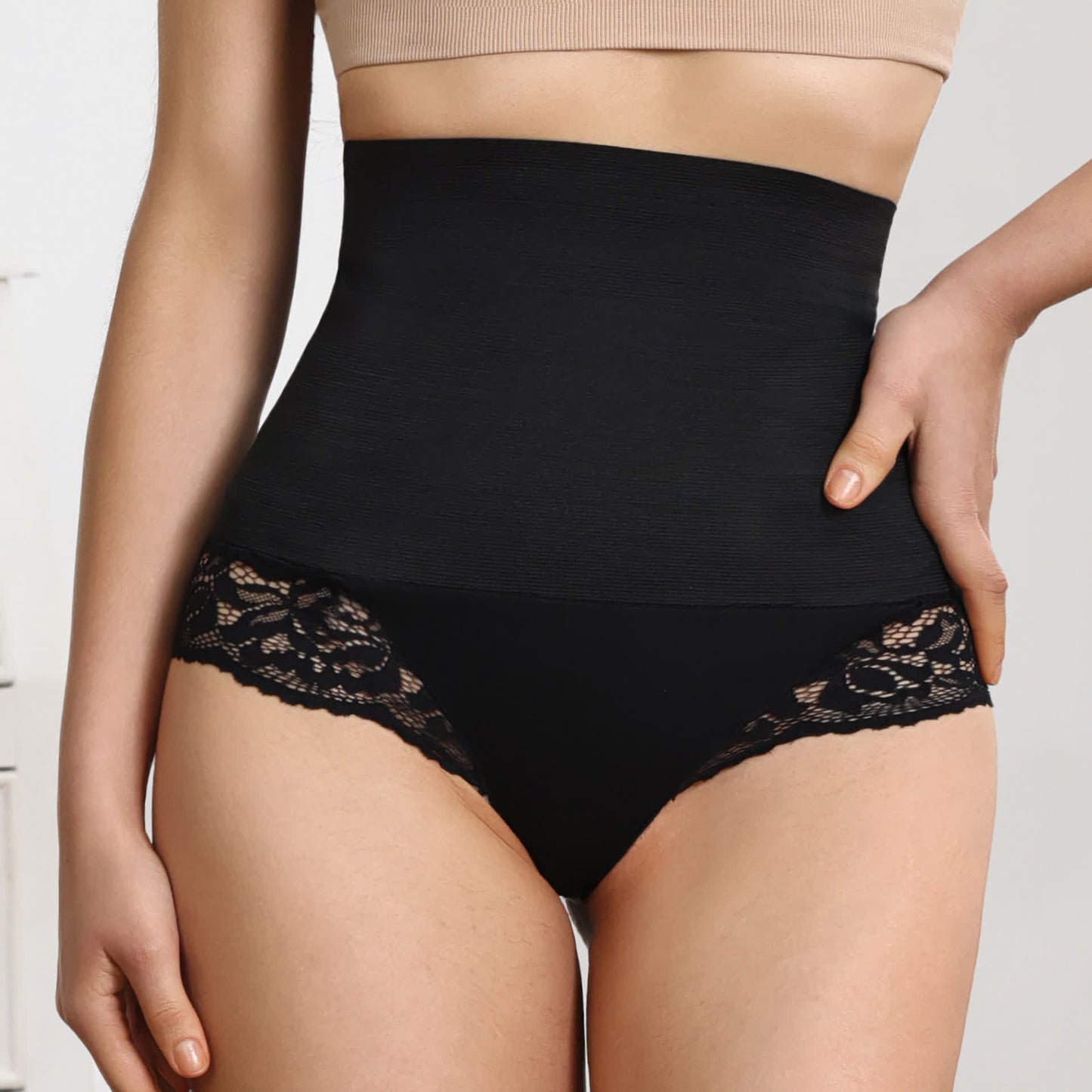 Bauchformender Spitzenslip mit mittlerer Taille