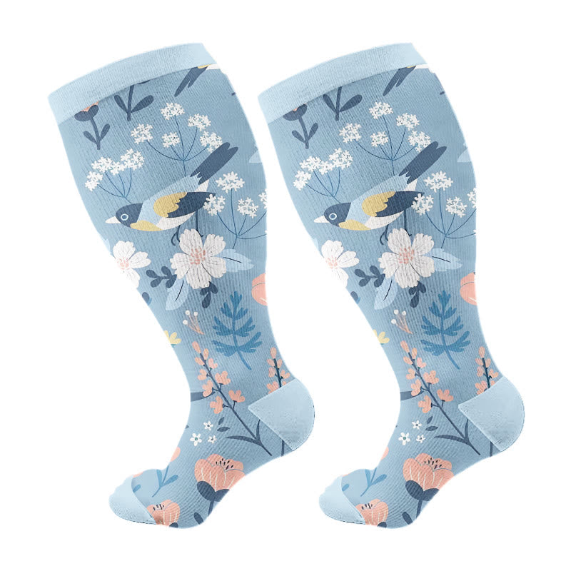 Große Größen – Breezy Flower Bird Kompressionsstrümpfe - Blau - 4XL - image 8