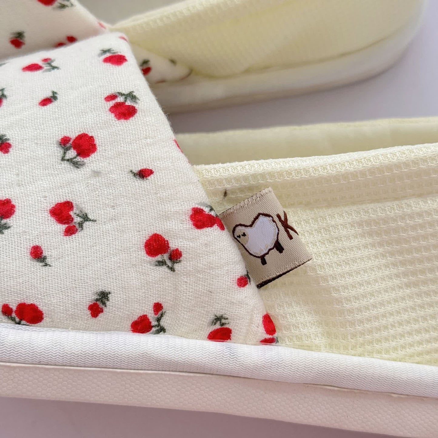 Rutschfeste Hausschuhe aus Canvas mit Blumenmuster - image 5