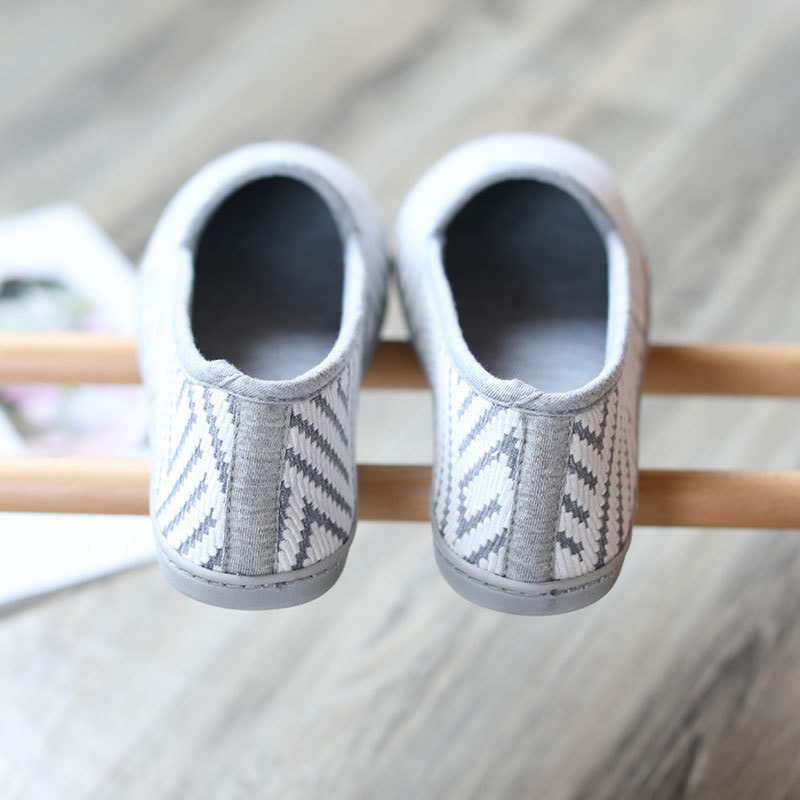 Gestreifte, atmungsaktive Hausschuhe für die Zeit nach der Geburt