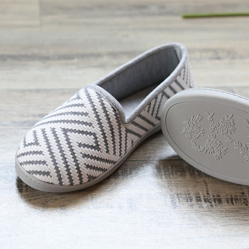 Gestreifte, atmungsaktive Hausschuhe für die Zeit nach der Geburt