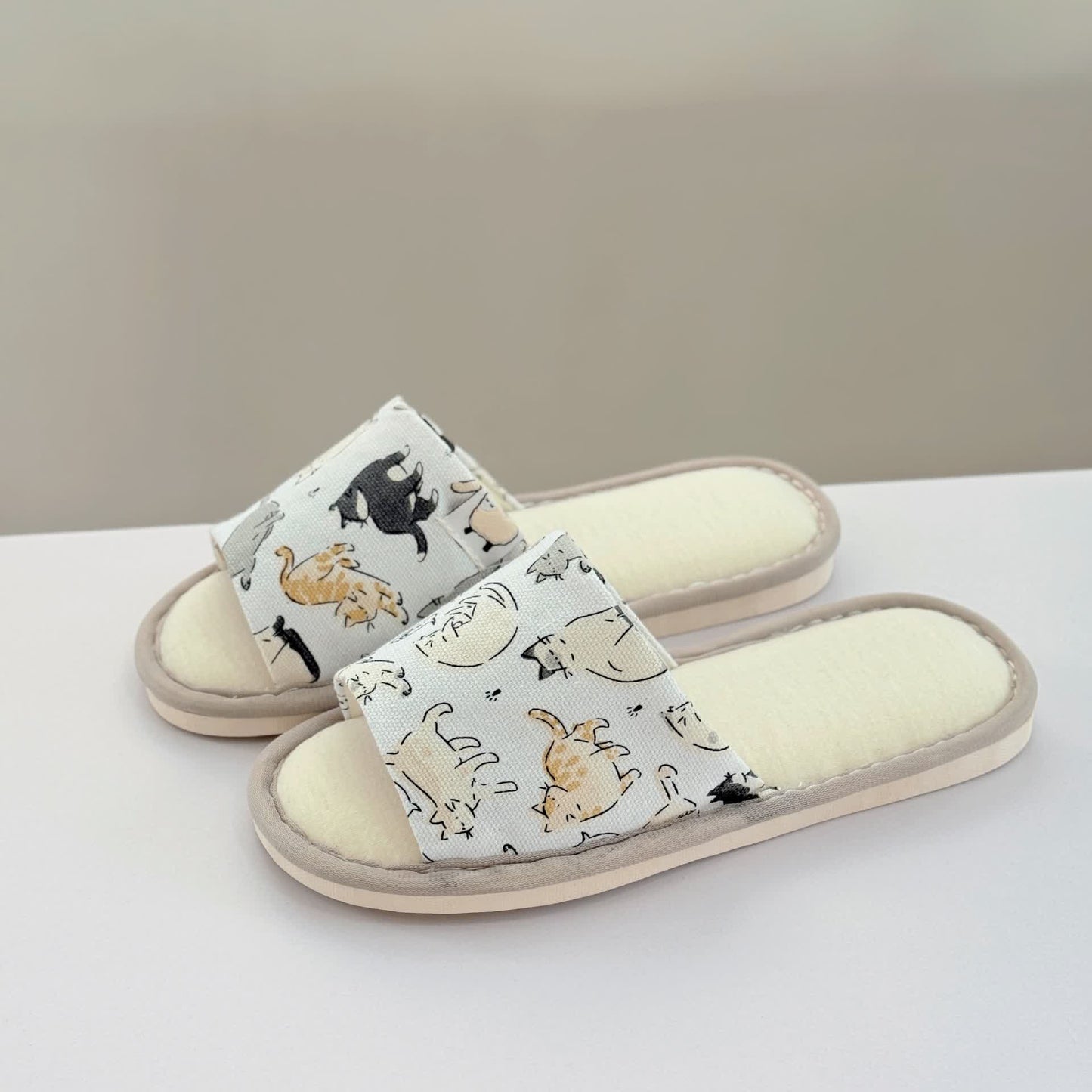 Niedliche Hausschuhe aus Canvas mit offener Spitze und Animalprint