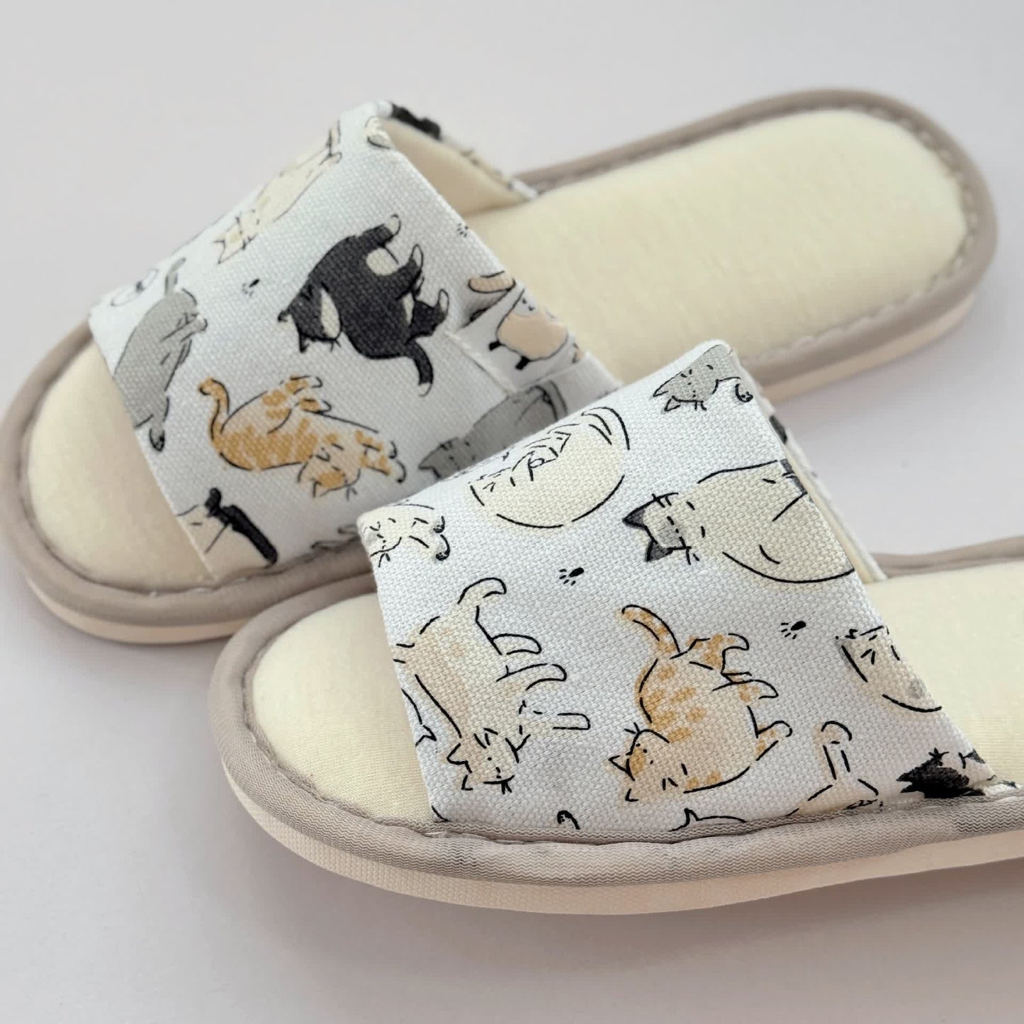 Niedliche Hausschuhe aus Canvas mit offener Spitze und Animalprint