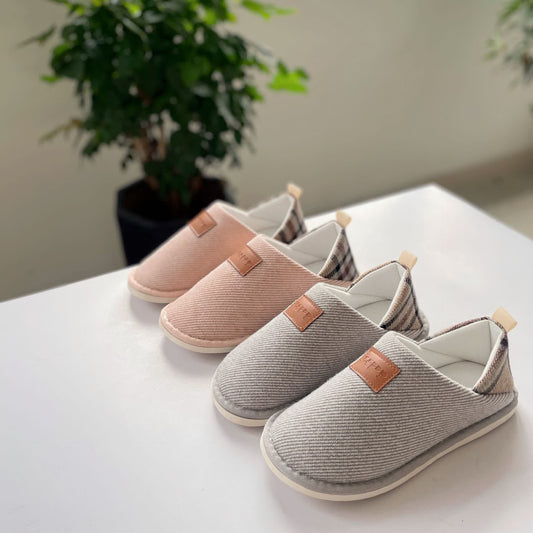 Einfache rutschfeste Hausschuhe mit karierten Nähten