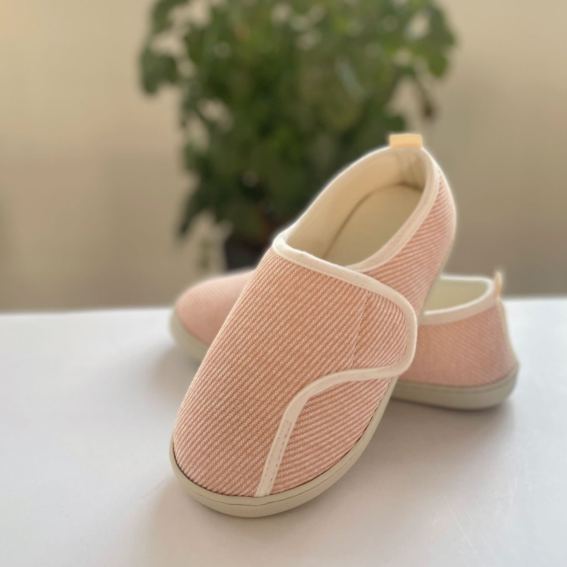 Gestreifte Hausschuhe mit weicher Sohle und Klettverschluss - image 2