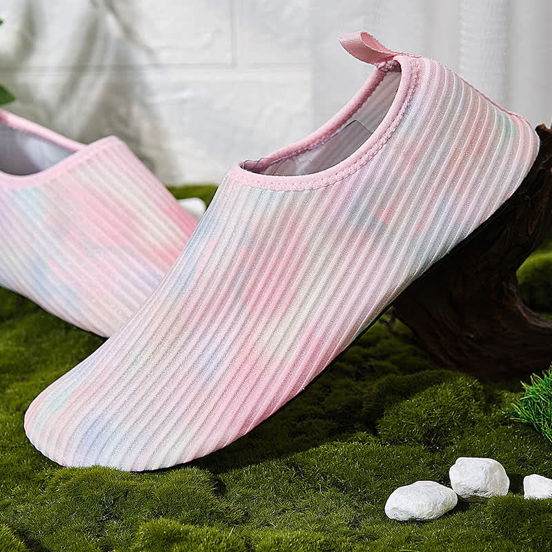 Strandpantoffeln mit Batikmuster in Übergröße
