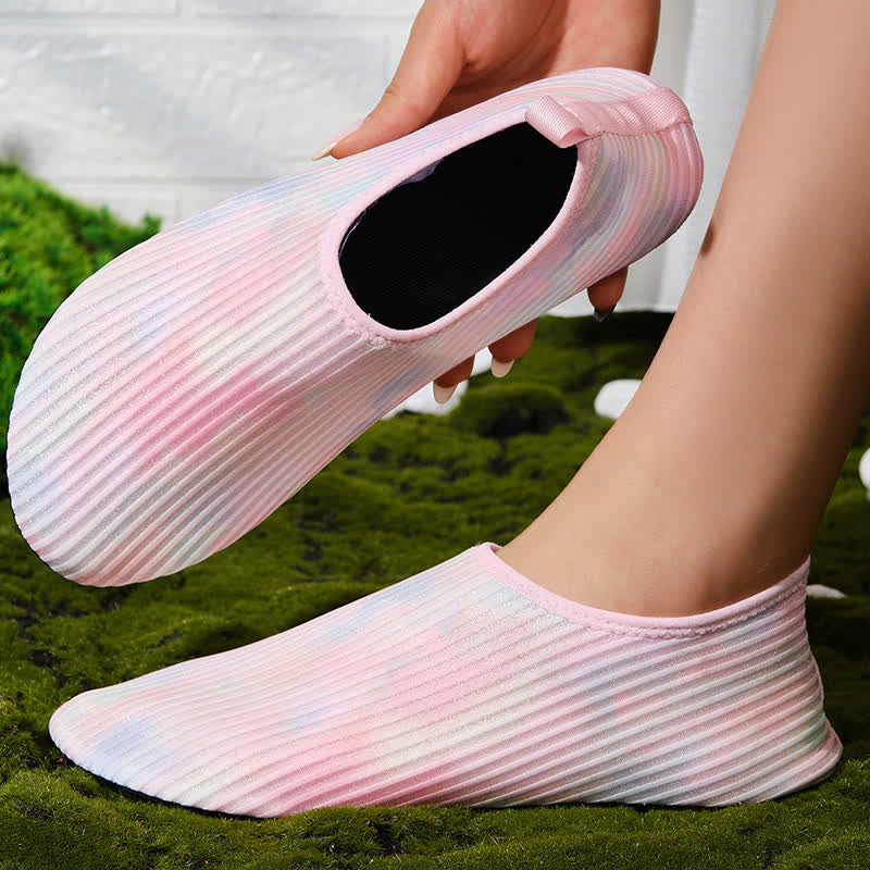 Strandpantoffeln mit Batikmuster in Übergröße