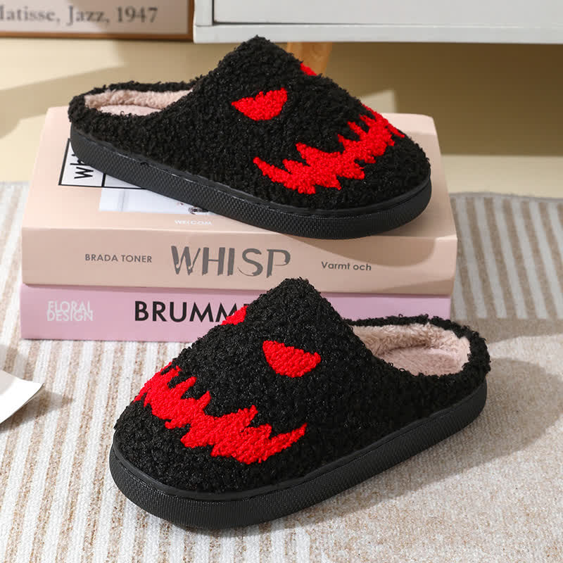 Hausschuhe mit Halloween-Geistergesichts-Print in Übergröße - image 4