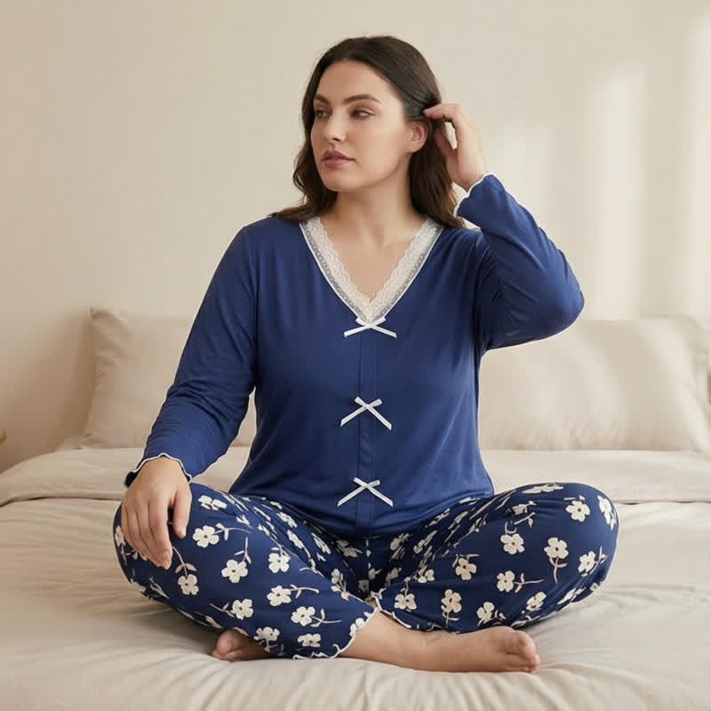 Blaues Pyjama-Set mit Spitze, Schleife und Blumenmuster - image 1