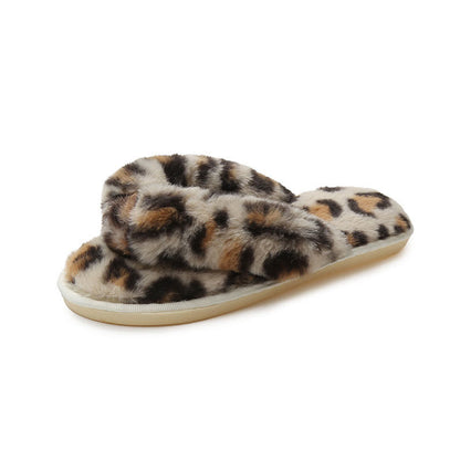 Hausschuhe mit Leopardenmuster in Übergröße