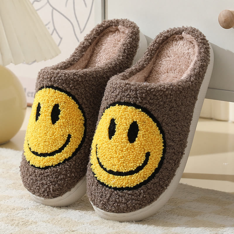 Hausschuhe mit Cartoon-Smiley in Übergröße