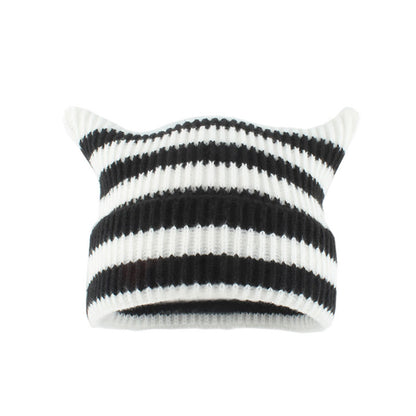 Große Größen: Beanie mit dicken Streifen und Katzenohren