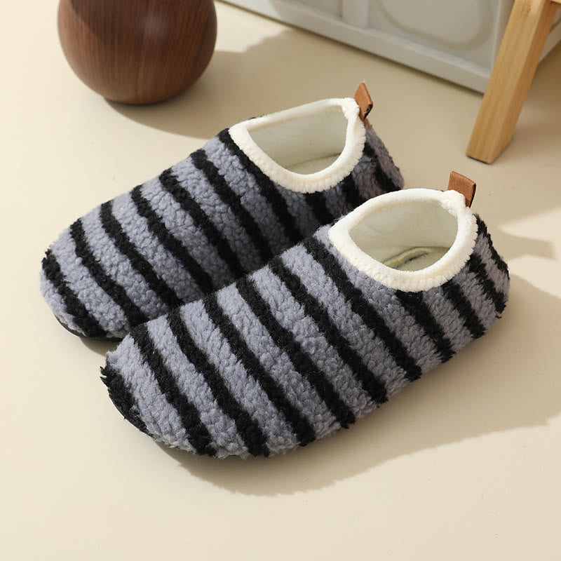 Bequeme Hausschuhe mit Nadelstreifen in Übergröße