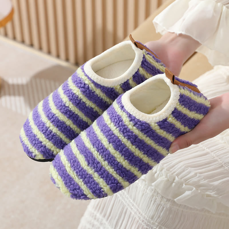 Bequeme Hausschuhe mit Nadelstreifen in Übergröße