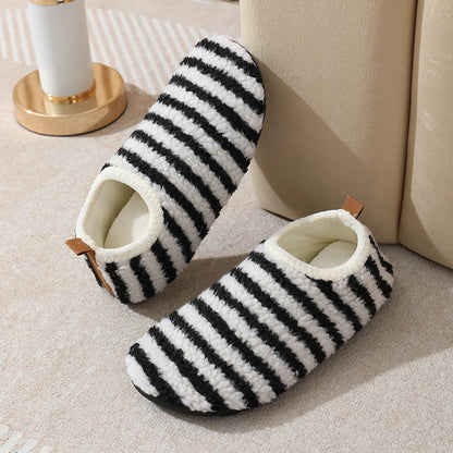 Bequeme Hausschuhe mit Nadelstreifen in Übergröße