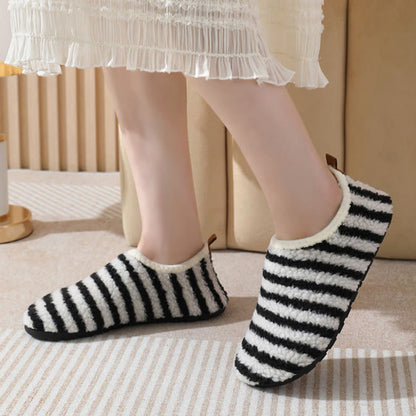 Bequeme Hausschuhe mit Nadelstreifen in Übergröße