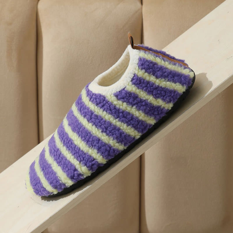 Bequeme Hausschuhe mit Nadelstreifen in Übergröße