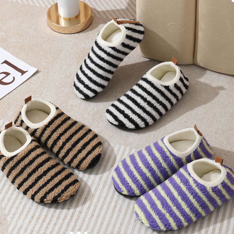 Bequeme Hausschuhe mit Nadelstreifen in Übergröße