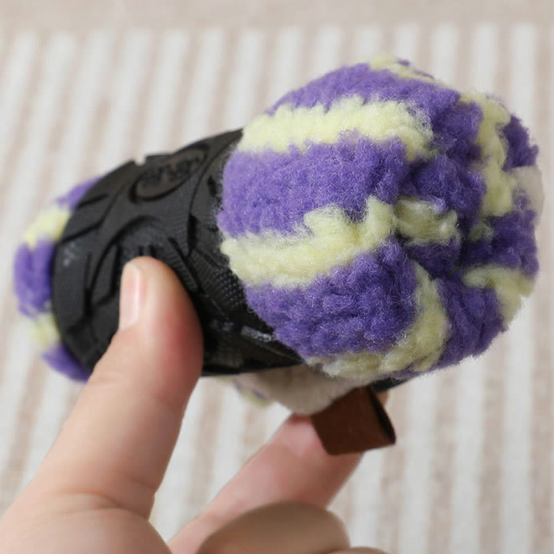 Bequeme Hausschuhe mit Nadelstreifen in Übergröße