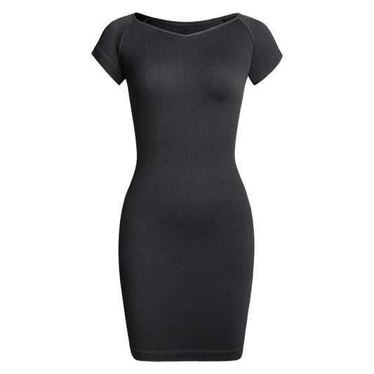 Enges, einteiliges, figurformendes Kleid
