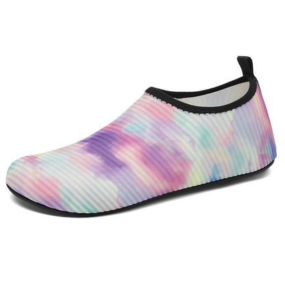 Hausschuhe in Batikoptik in Übergröße