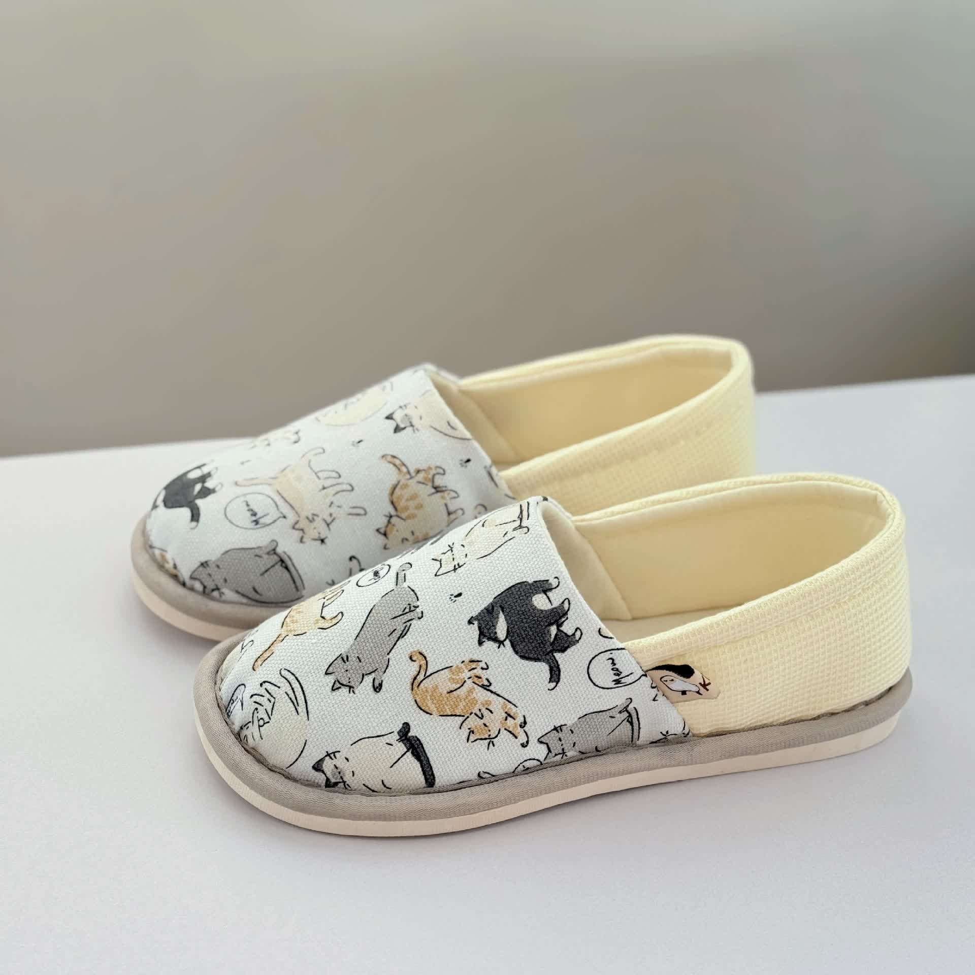 Rutschfeste Hausschuhe aus Canvas mit Katzenmuster - US8.5-9 - image 0