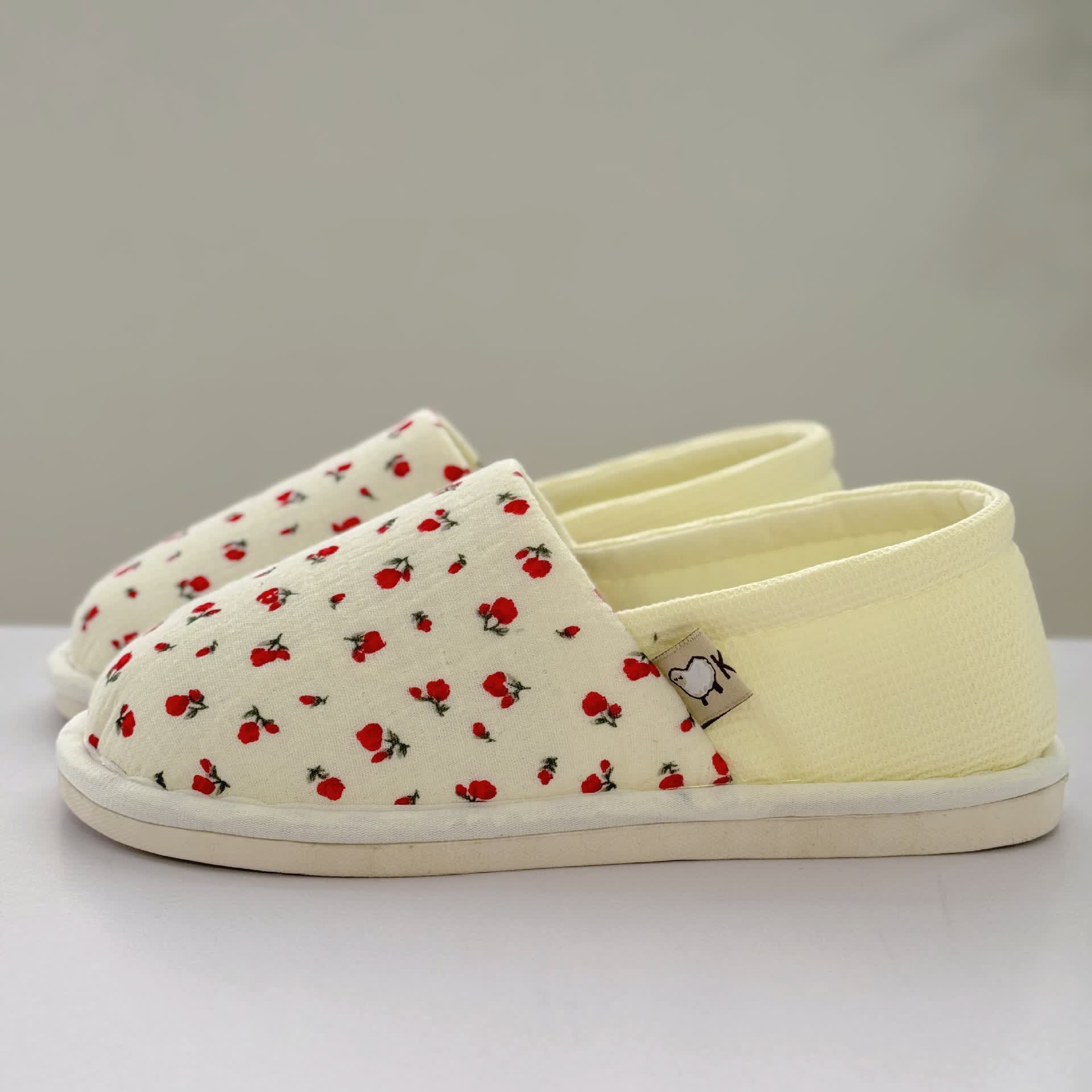 Rutschfeste Hausschuhe aus Canvas mit Blumenmuster - image 1