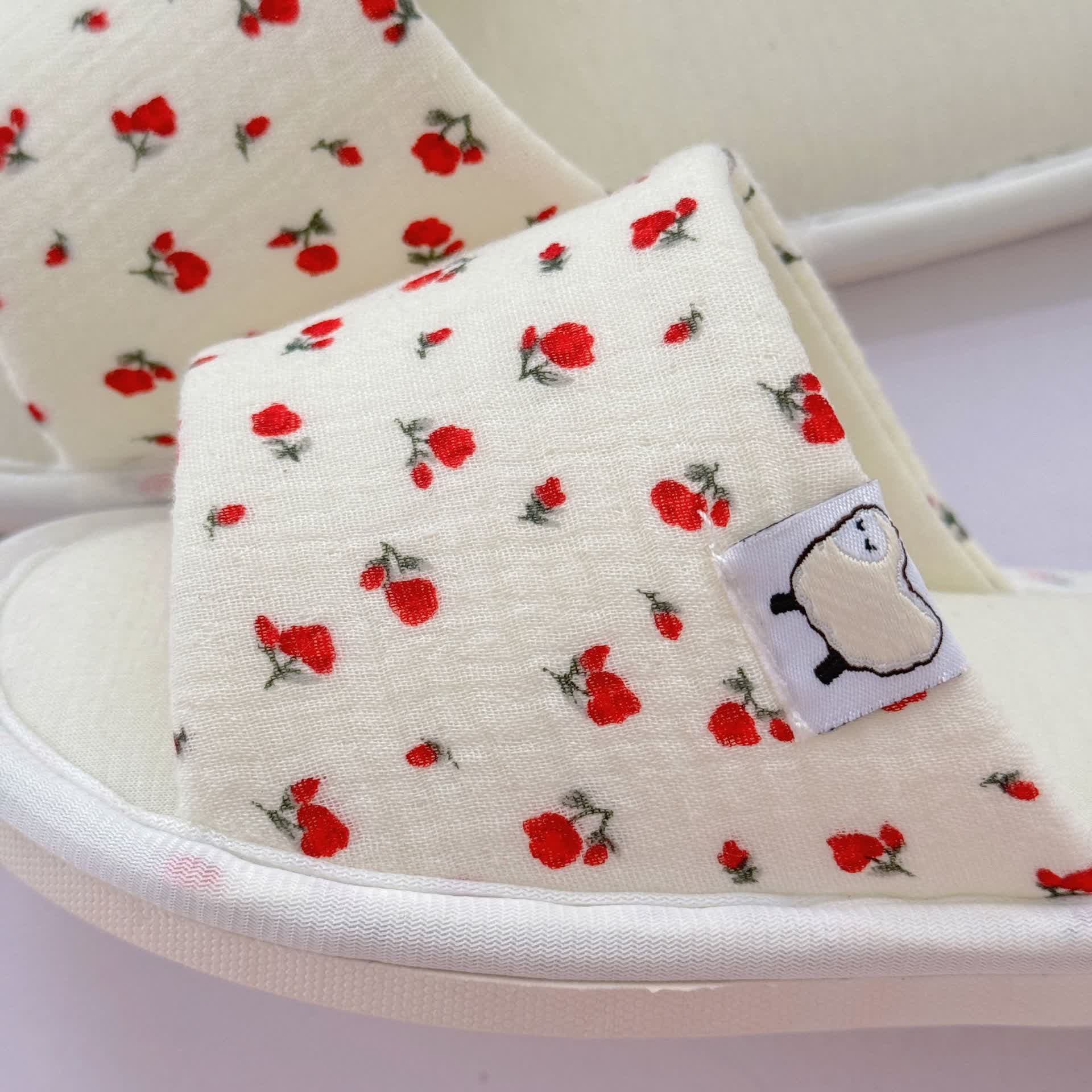 Offene Hausschuhe aus Canvas mit Blumenmuster - image 9