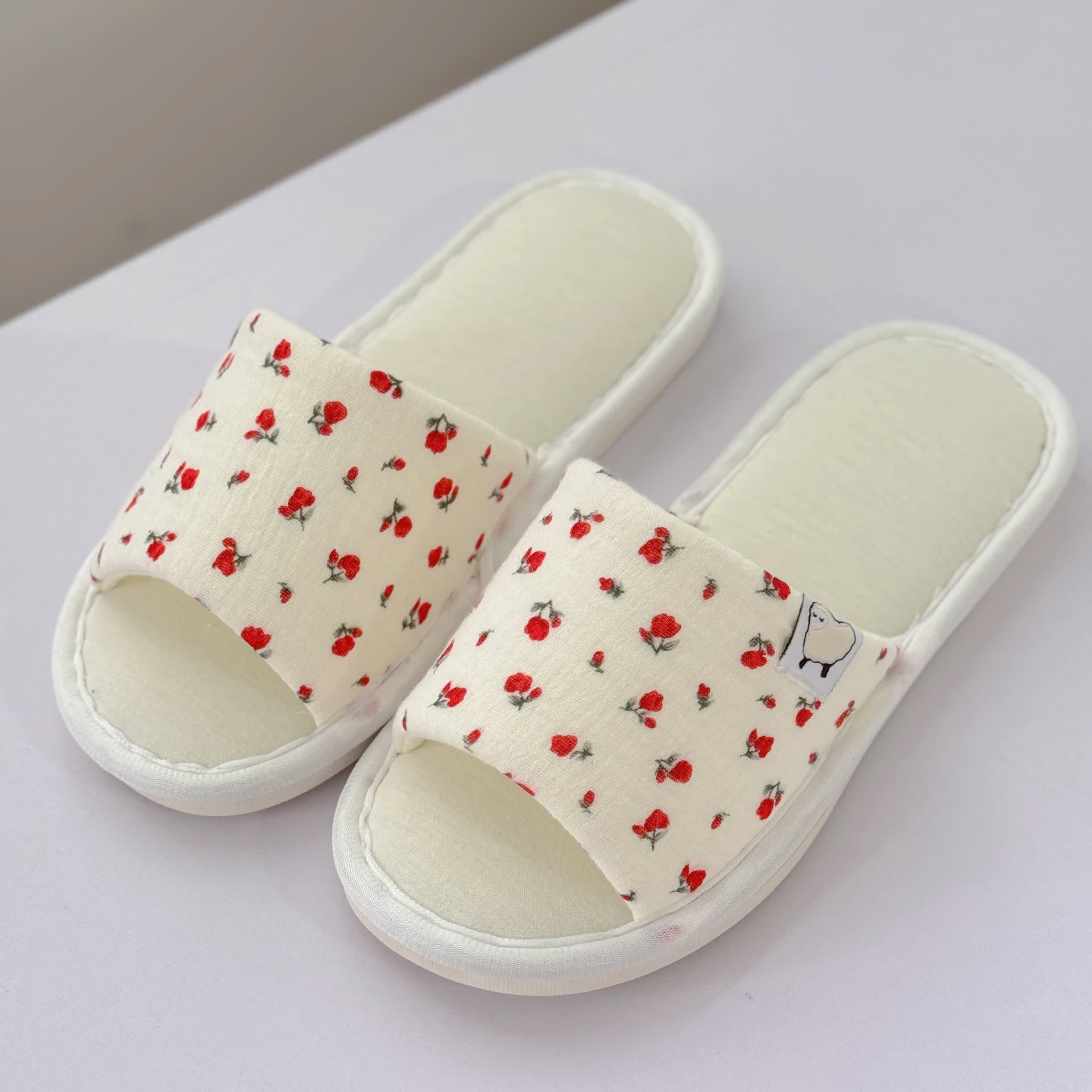Offene Hausschuhe aus Canvas mit Blumenmuster - image 1