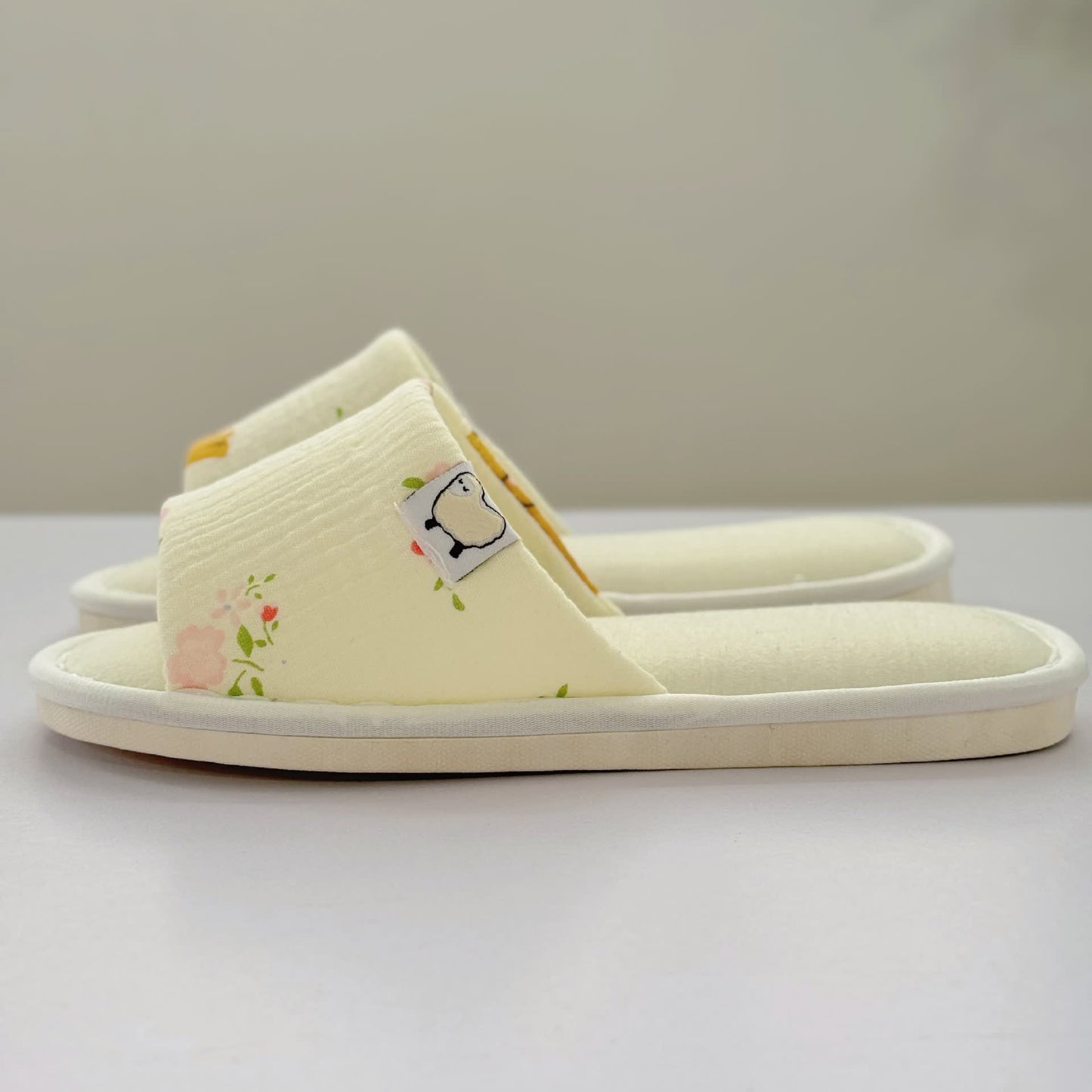 Elegante Hausschuhe aus Canvas mit Blumenmuster und offener Spitze - image 2