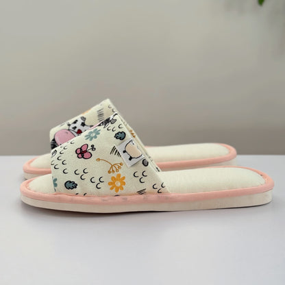 Niedliche Hausschuhe aus Canvas mit offener Spitze und Animalprint