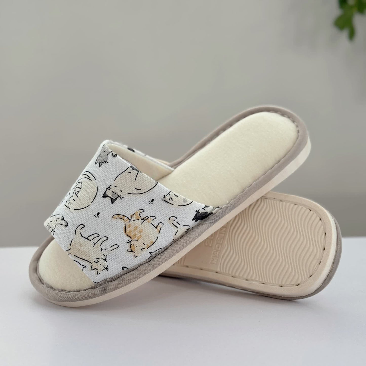 Niedliche Hausschuhe aus Canvas mit offener Spitze und Animalprint