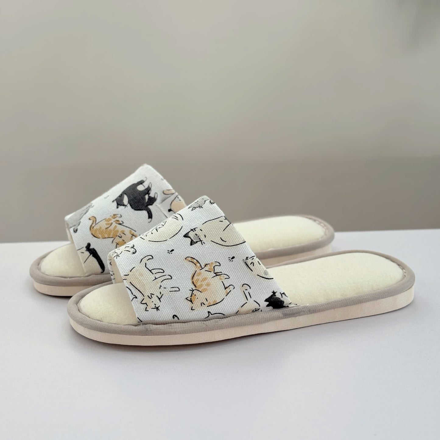 Niedliche Hausschuhe aus Canvas mit offener Spitze und Animalprint