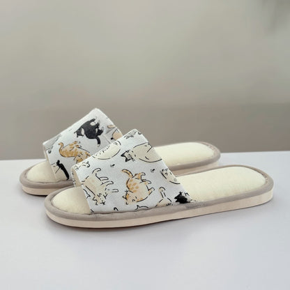 Niedliche Hausschuhe aus Canvas mit offener Spitze und Animalprint