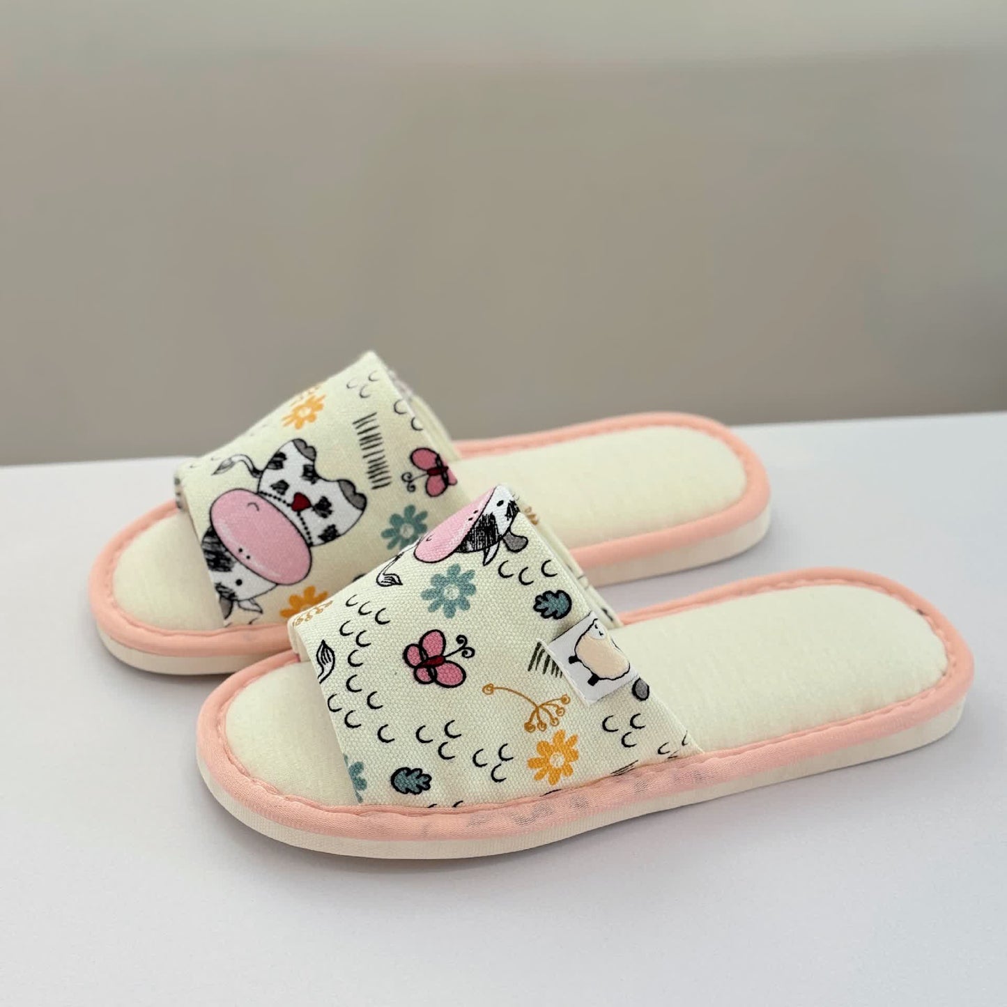 Niedliche Hausschuhe aus Canvas mit offener Spitze und Animalprint