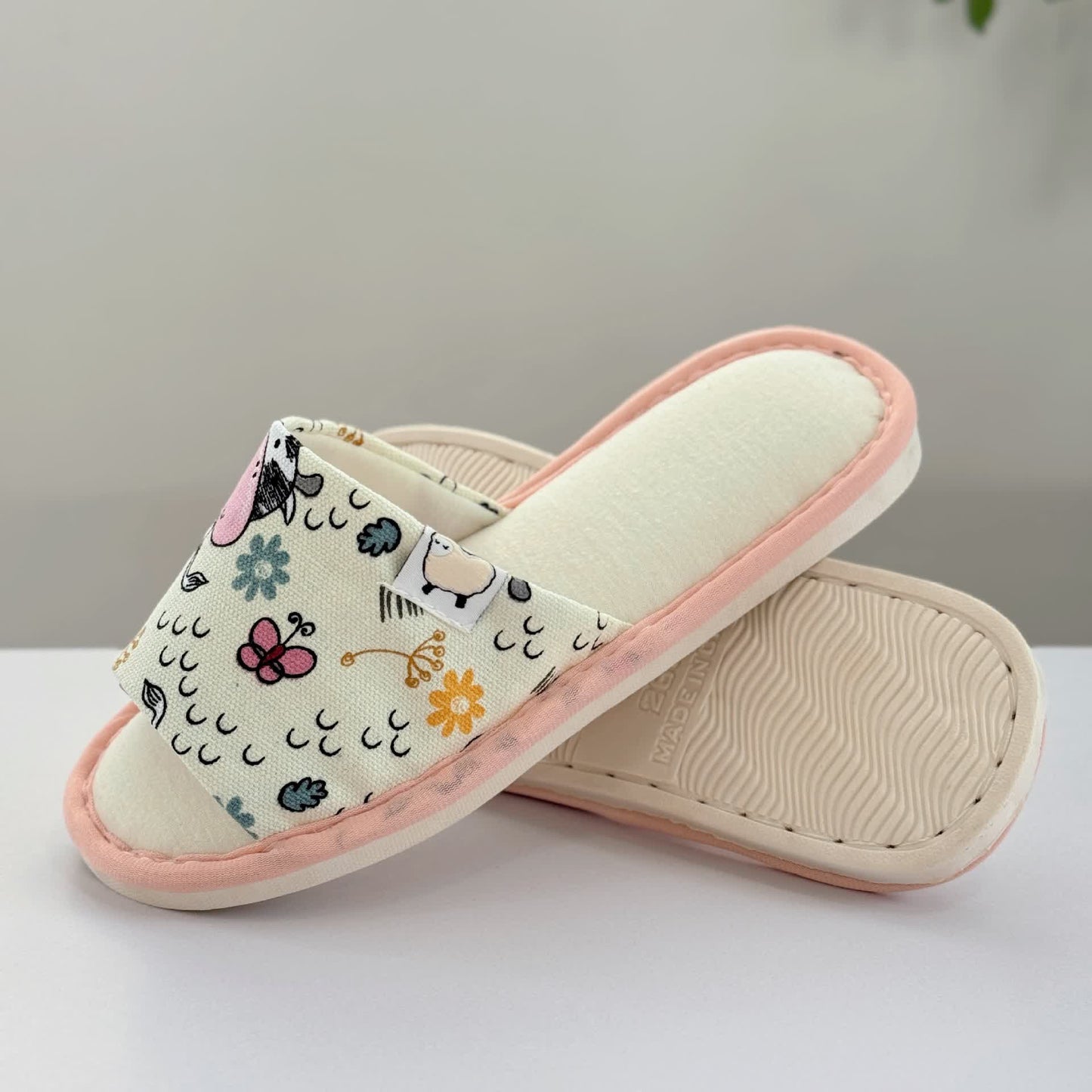 Niedliche Hausschuhe aus Canvas mit offener Spitze und Animalprint