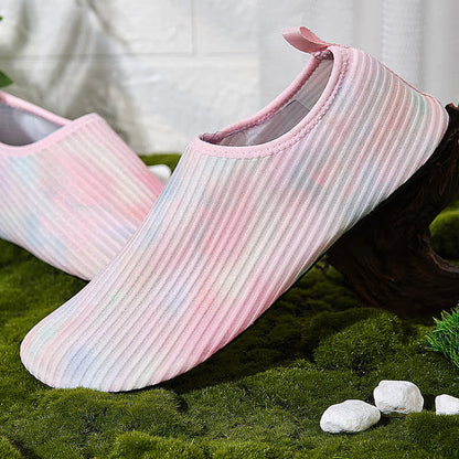 Strandpantoffeln mit Batikmuster in Übergröße