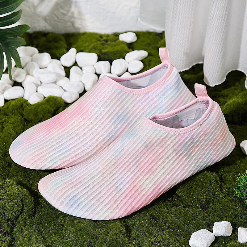 Strandpantoffeln mit Batikmuster in Übergröße