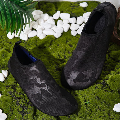 Strandpantoffeln mit Batikmuster in Übergröße