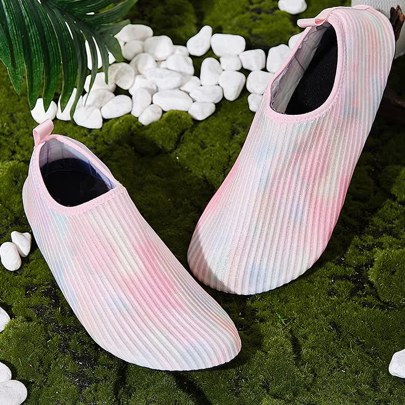 Strandpantoffeln mit Batikmuster in Übergröße