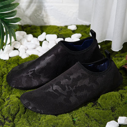 Strandpantoffeln mit Batikmuster in Übergröße