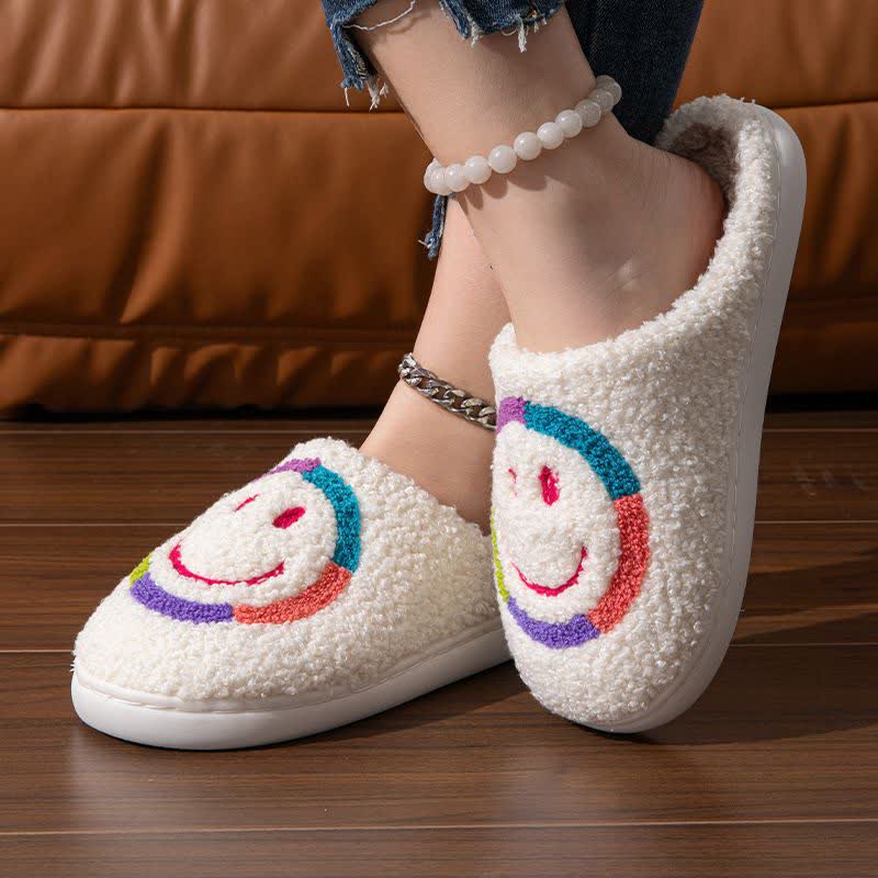 Flauschige Hausschuhe mit Smiley-Gesicht - image 1